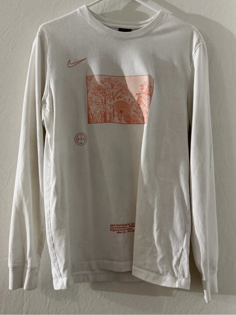 Nike Basketball City Exploration Men’s Long Sleeve Tee White Medium Graphic